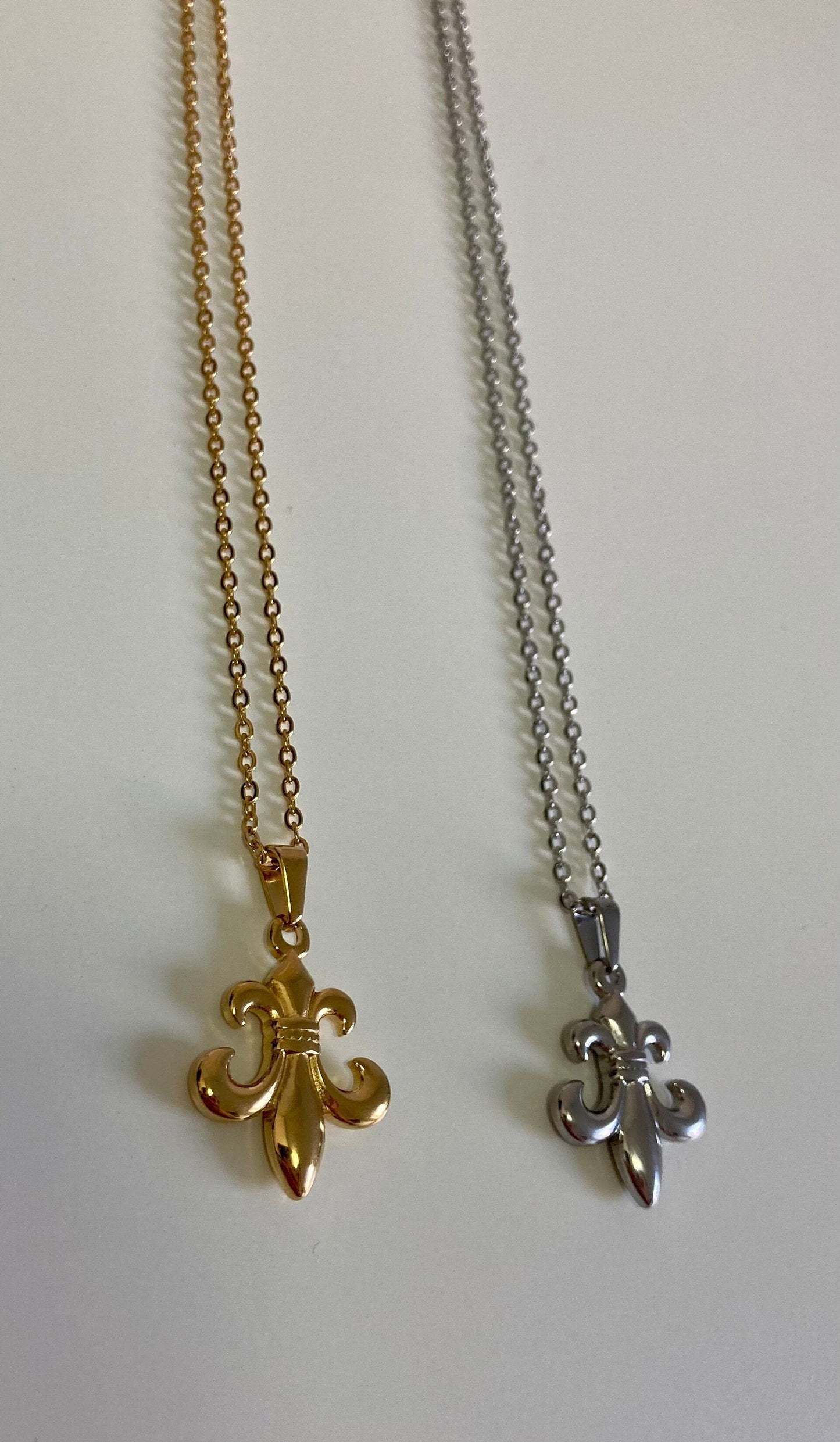 Kette mit Fleur-de-Lis / französische Lilie