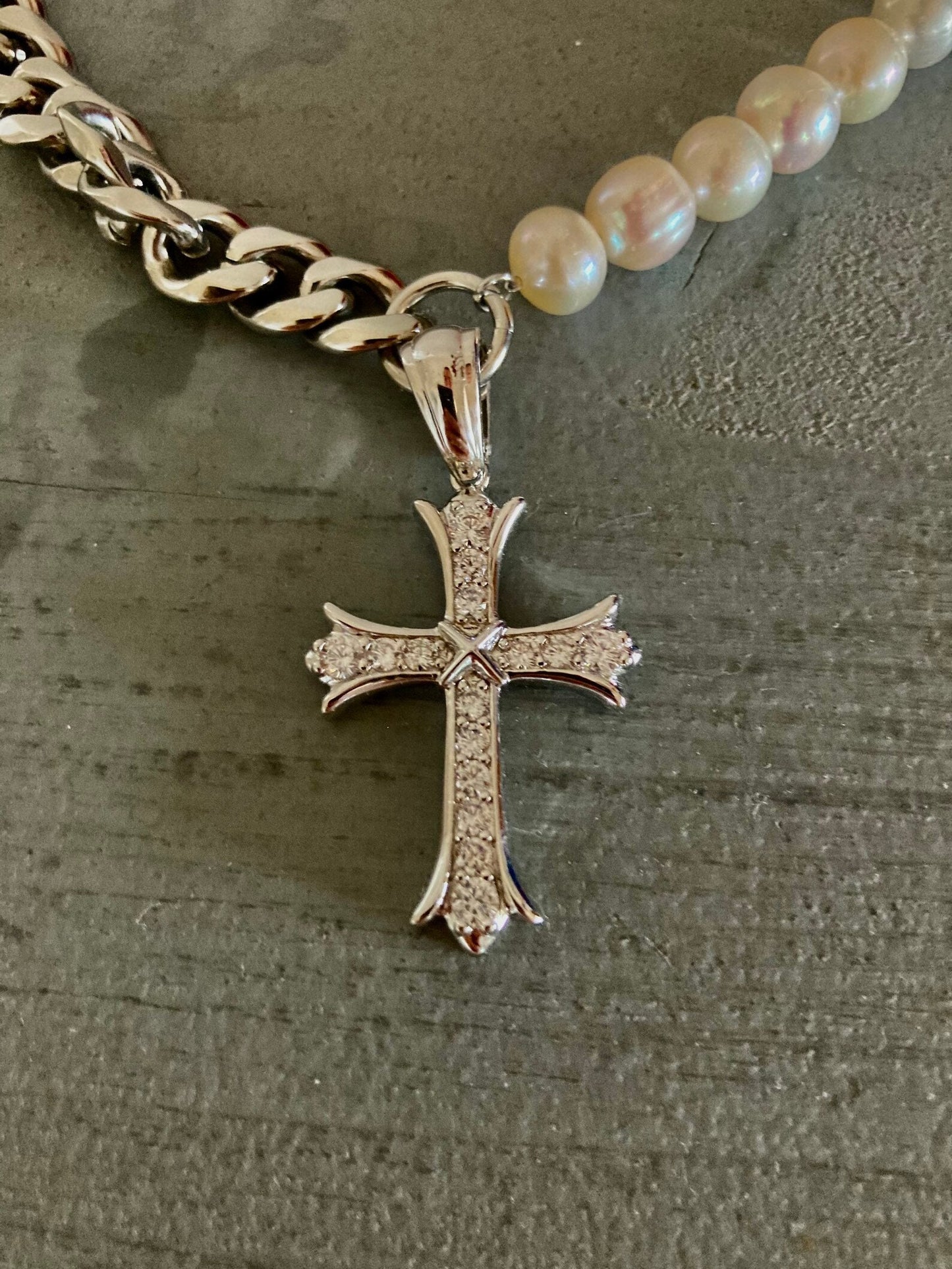 Kette mit Kreuz und Perlen