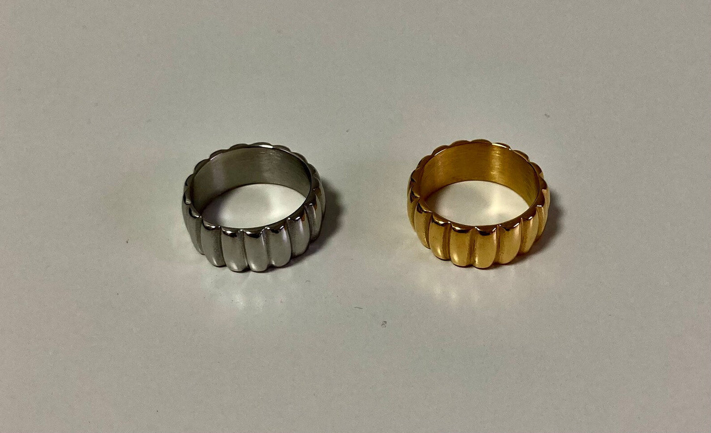 Ring mit Streifenmuster