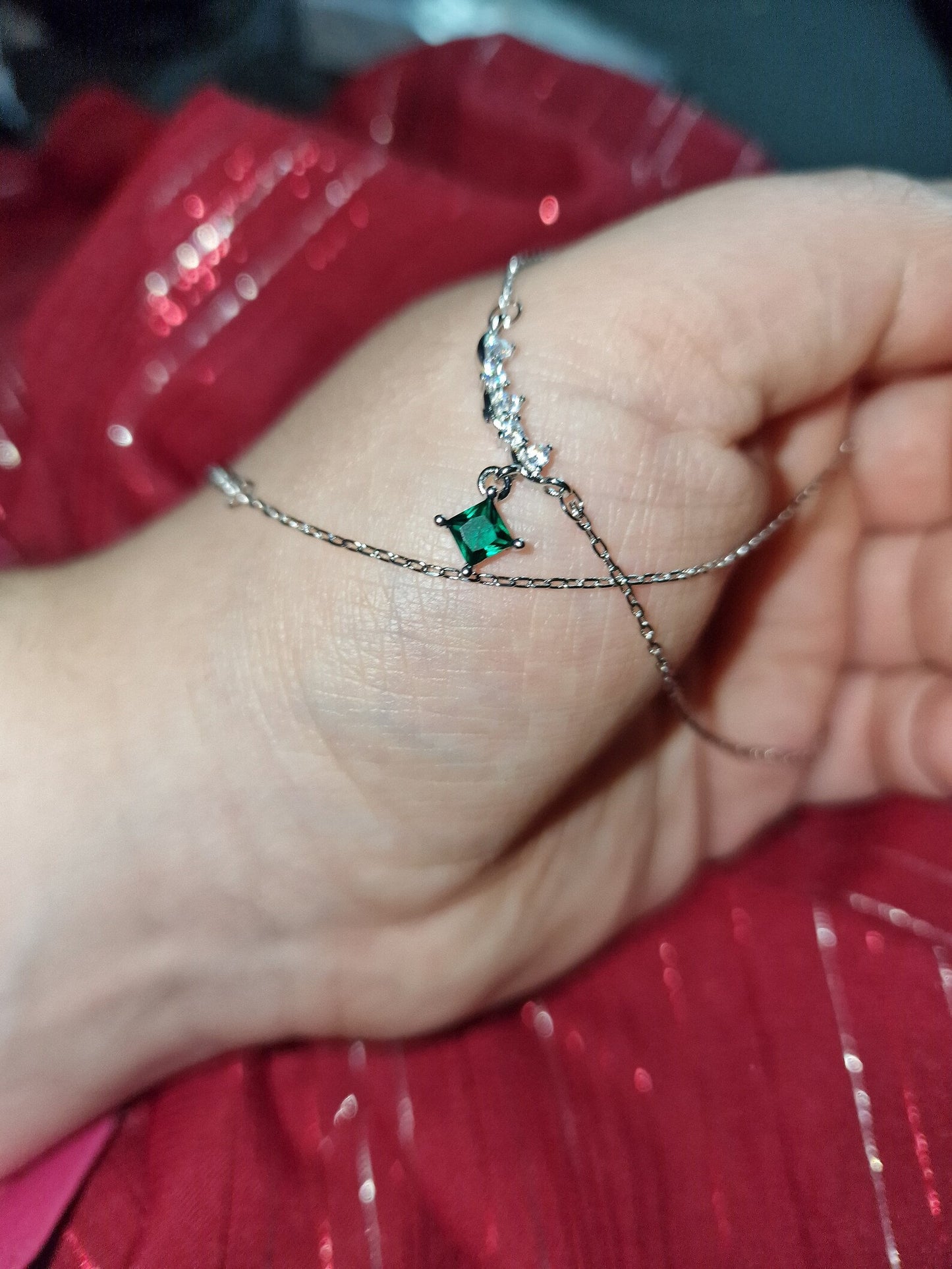 Kette mit grünem Anhänger