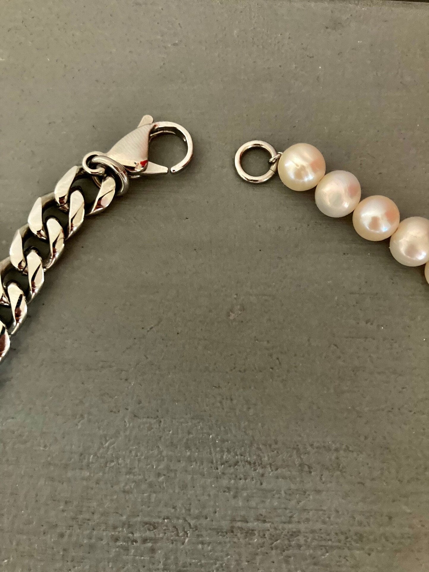 Kette mit Kreuz und Perlen