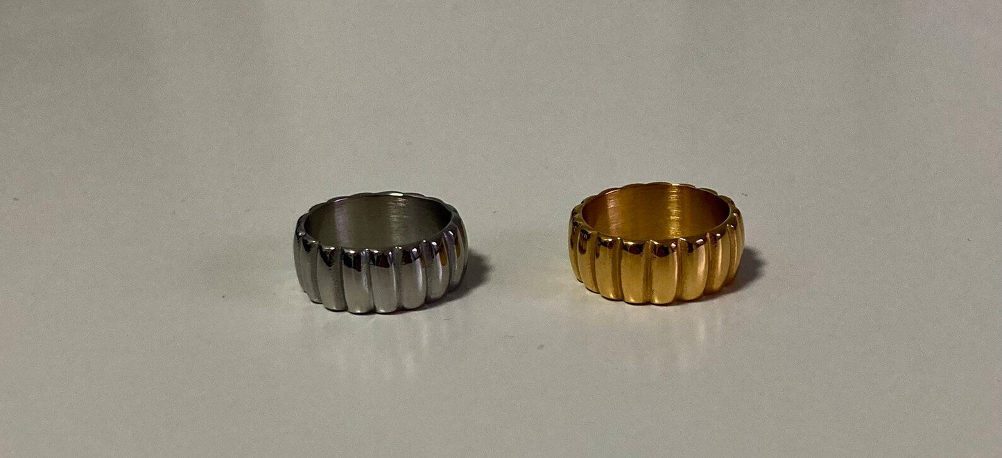Ring mit Streifenmuster