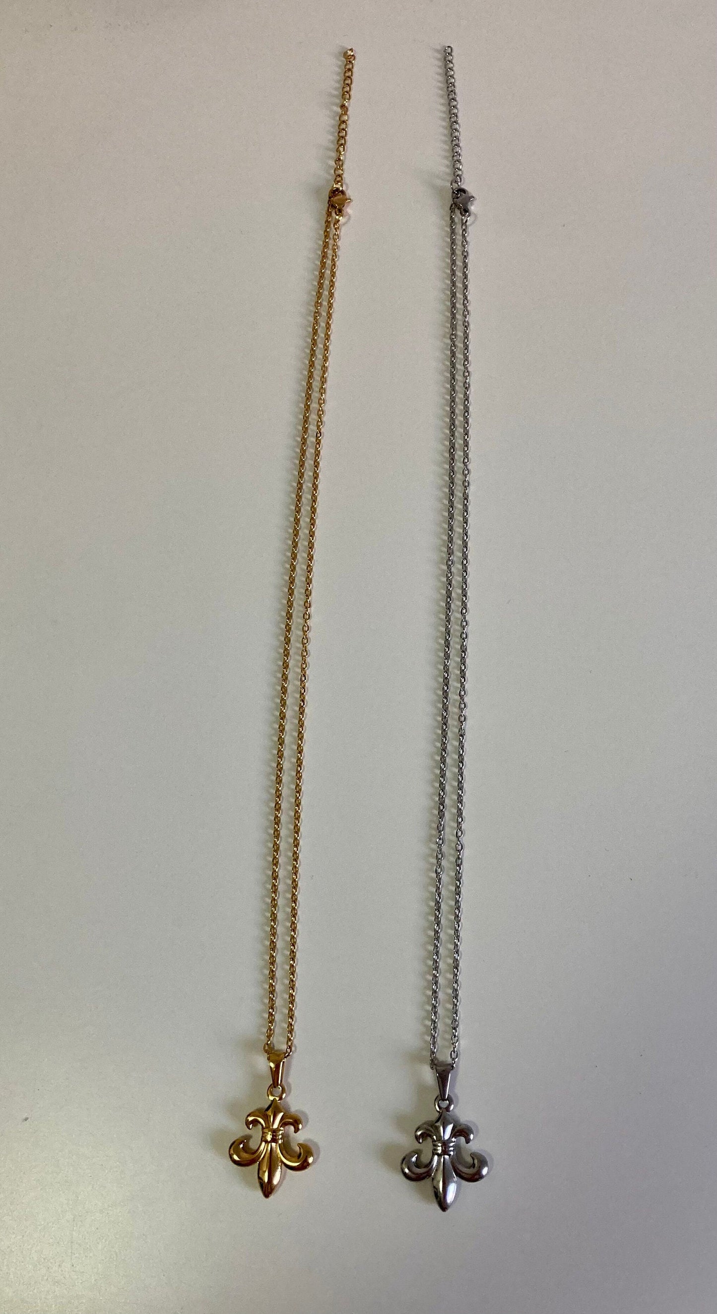 Kette mit Fleur-de-Lis / französische Lilie