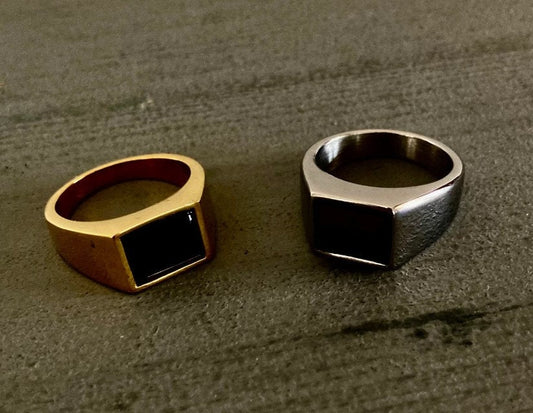 Ring mit schwarzem Siegel