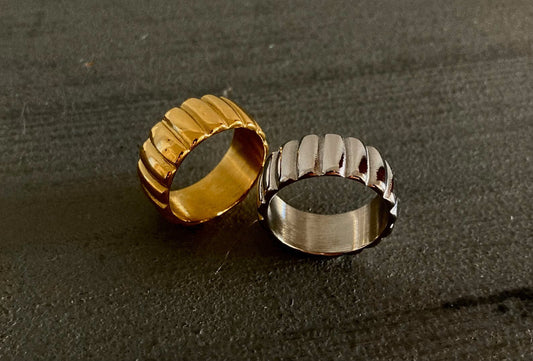 Ring mit Streifenmuster