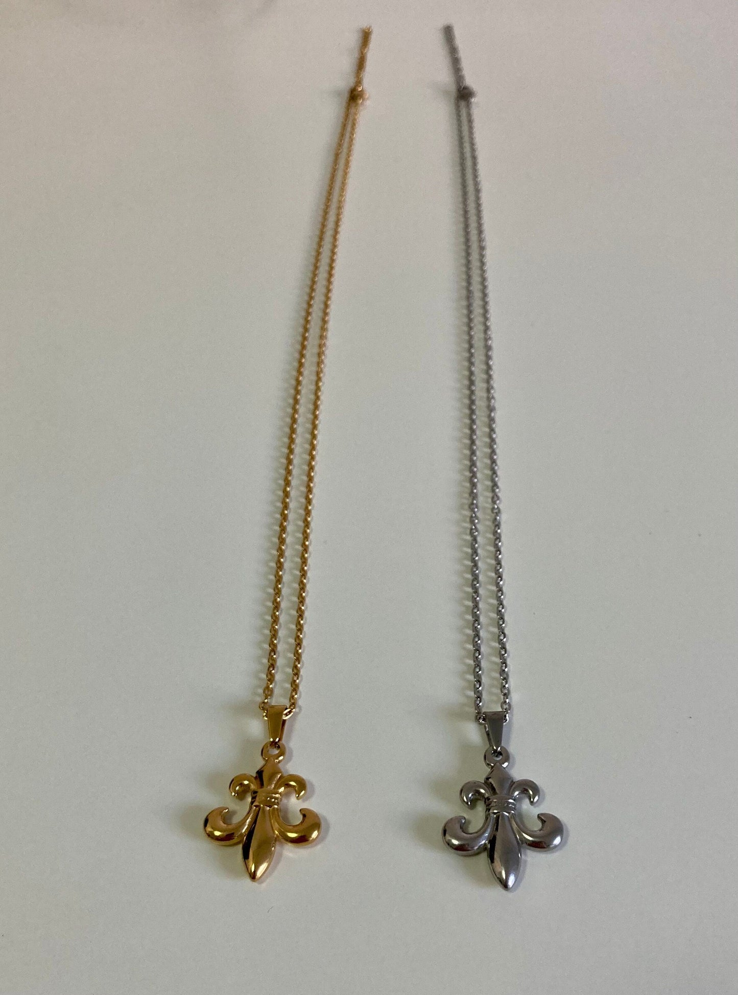 Kette mit Fleur-de-Lis / französische Lilie
