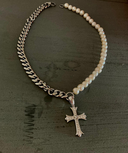 Kette mit Kreuz und Perlen