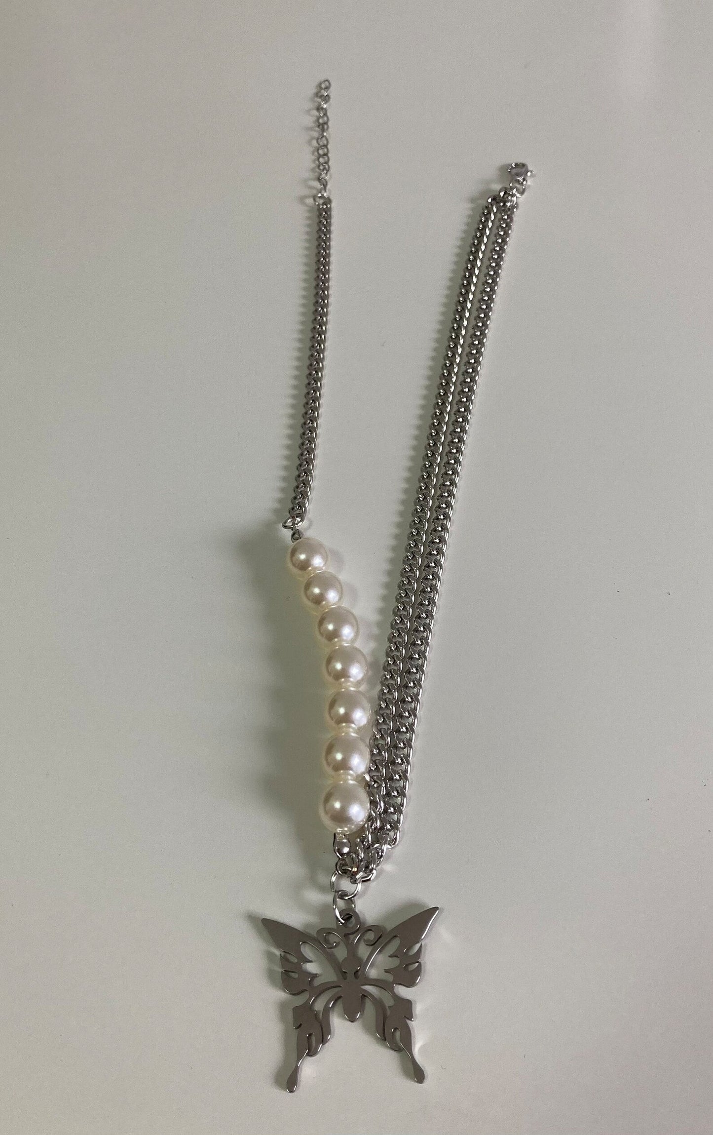 Perlenkette mit Schmetterlingsanhänger