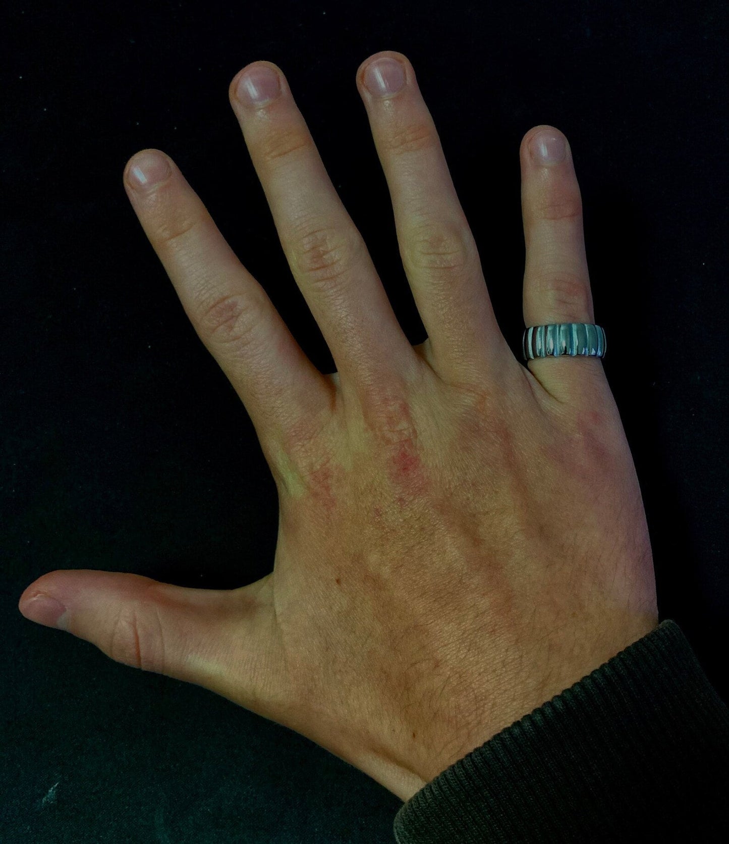 Ring mit Streifenmuster